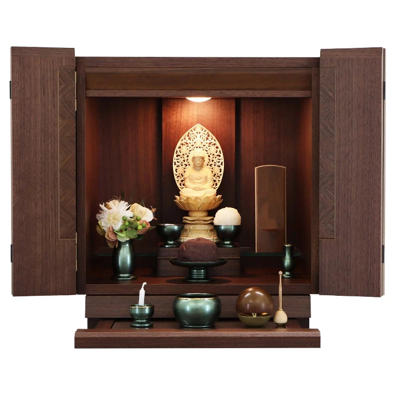 モダン仏具セット 「アルミムクmini」 グリーン 仏具6点セットの仏壇設置イメージ①