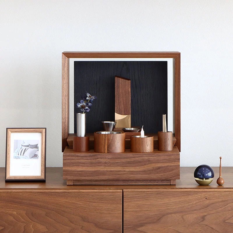 ミニ仏壇 KAKOI  ウォールナット&墨黒色のリビング設置イメージ①