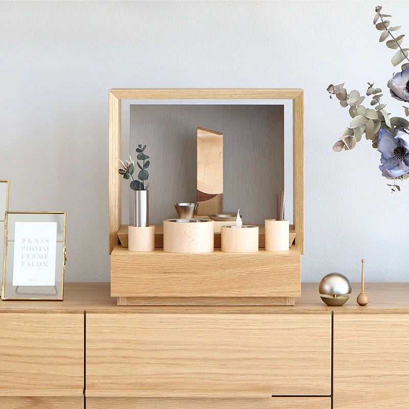 ミニ仏壇 KAKOI  オーク&錫色のリビング設置イメージ①