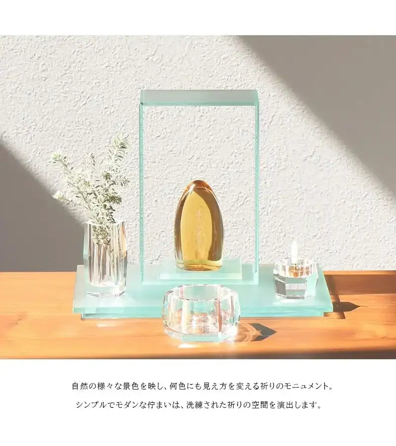 ガラス位牌「水音」は洗練されたモダンな祈りの空間を演出します。