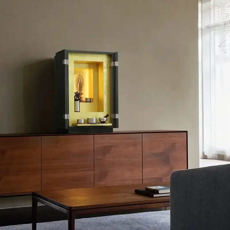 最高級仏壇 白虹C型 薄墨内金色仕上げのリビング設置イメージ1