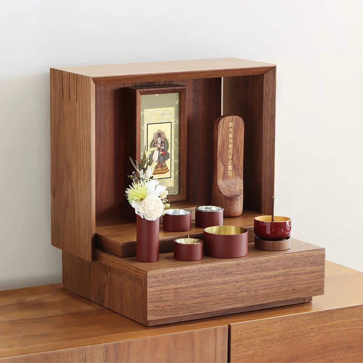 モダン仏具セット SEN マットレッドの使用例
