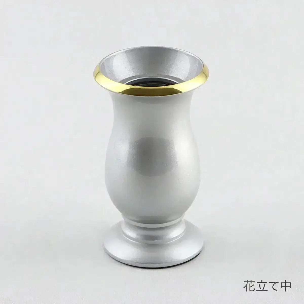 単品仏具 デザイン仏具ミルフィ ホワイトの花立て中