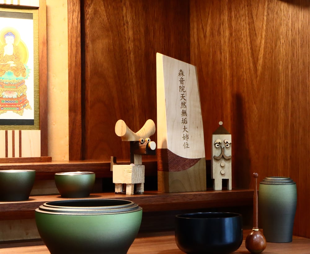 お位牌の横に並ぶ、お客様が作った木の人形