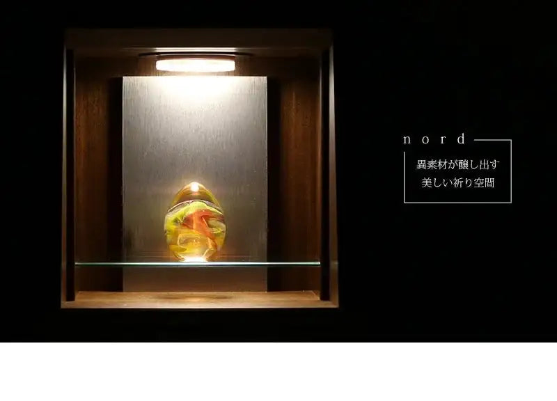 LEDライトを上から照らしガラス位牌が照らされているイメージ