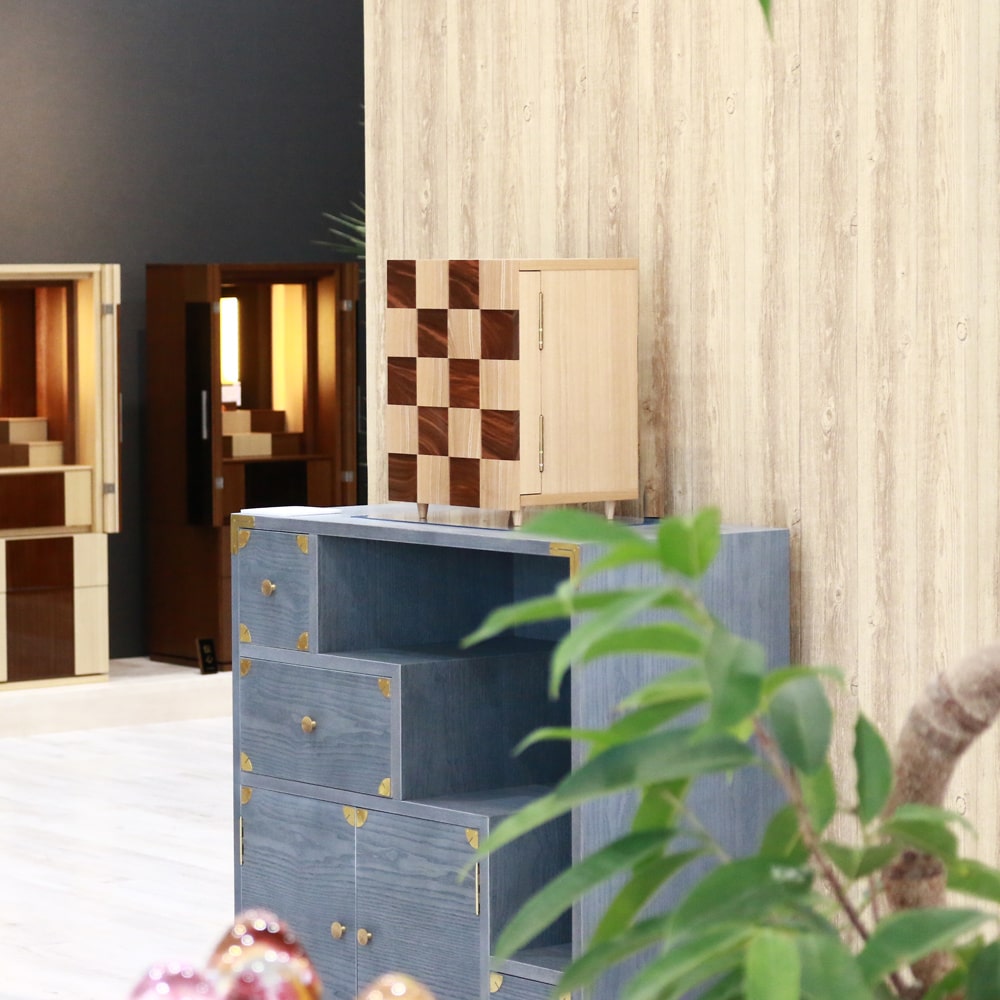 市松模様のお仏壇と伝統工芸の箪笥を組み合わせた飾り方