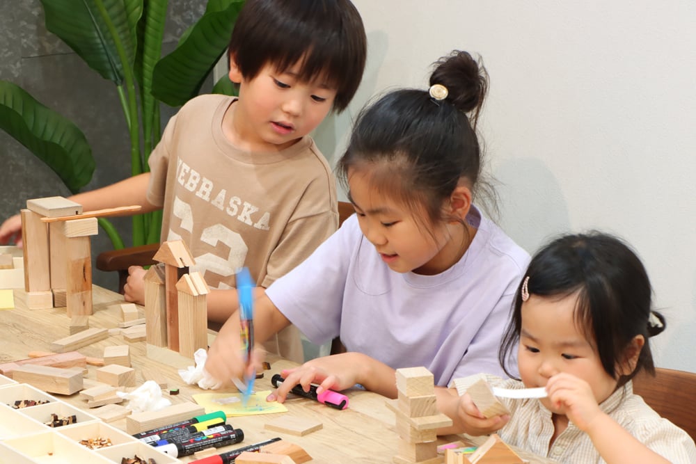 木の人形作り体験をしている子供達