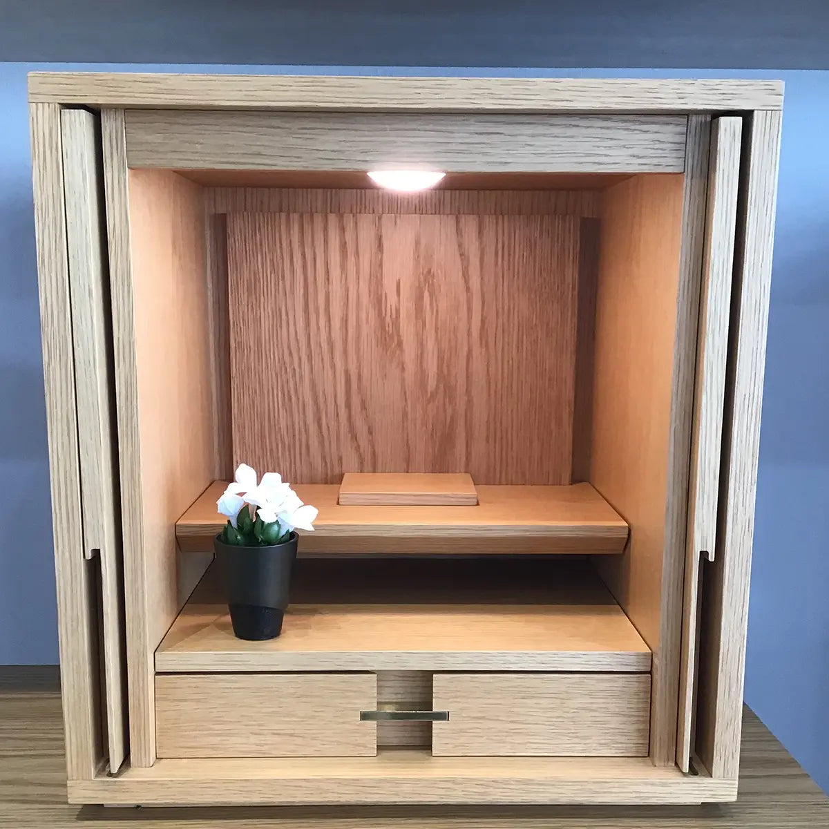 【アウトレット】花立て 中サイズ ひとえ オリーブ を仏壇【TSUDOUオーク】とあわせてる画像