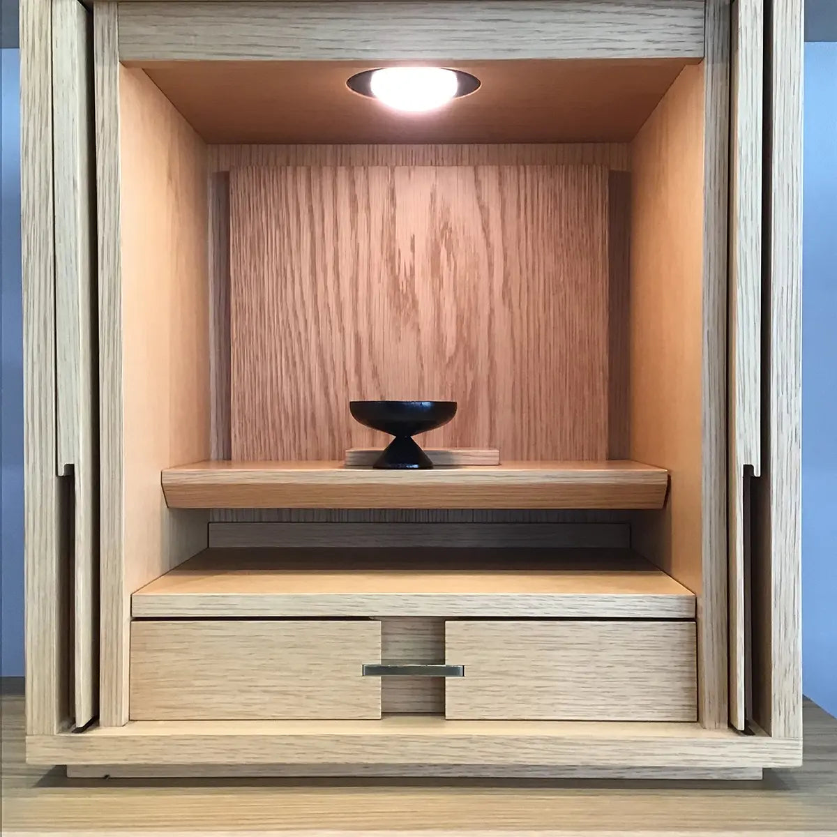 供物台です。ブラックとブラウンの2色展開です。