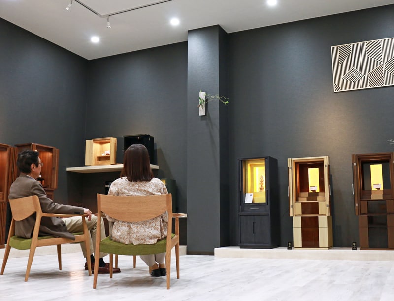 ゆっくりとお仏壇を選ぶお客様