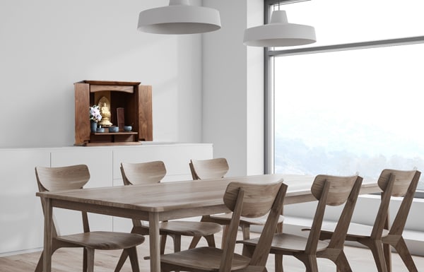 白を基調としたシンプルなリビングサイドボードに合わせた家具調仏壇