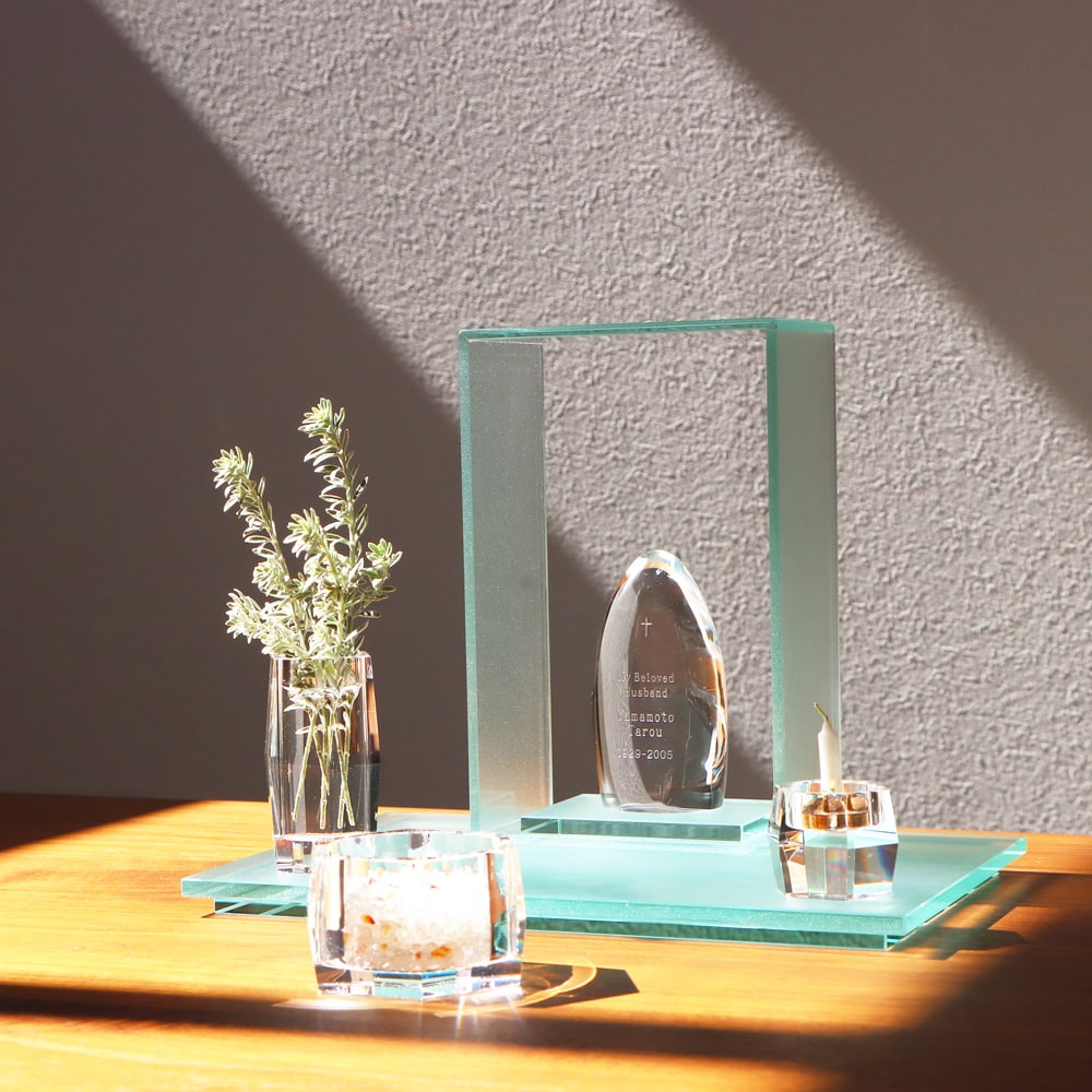 ルミエールオリジナルのガラスのステージ仏壇。神秘的でモダンなデザイン。