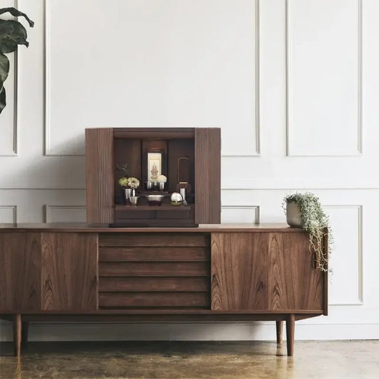 「シンプルでいて上質、価格は安く、コンパクト」を実現したモダンミニ仏壇を紹介。