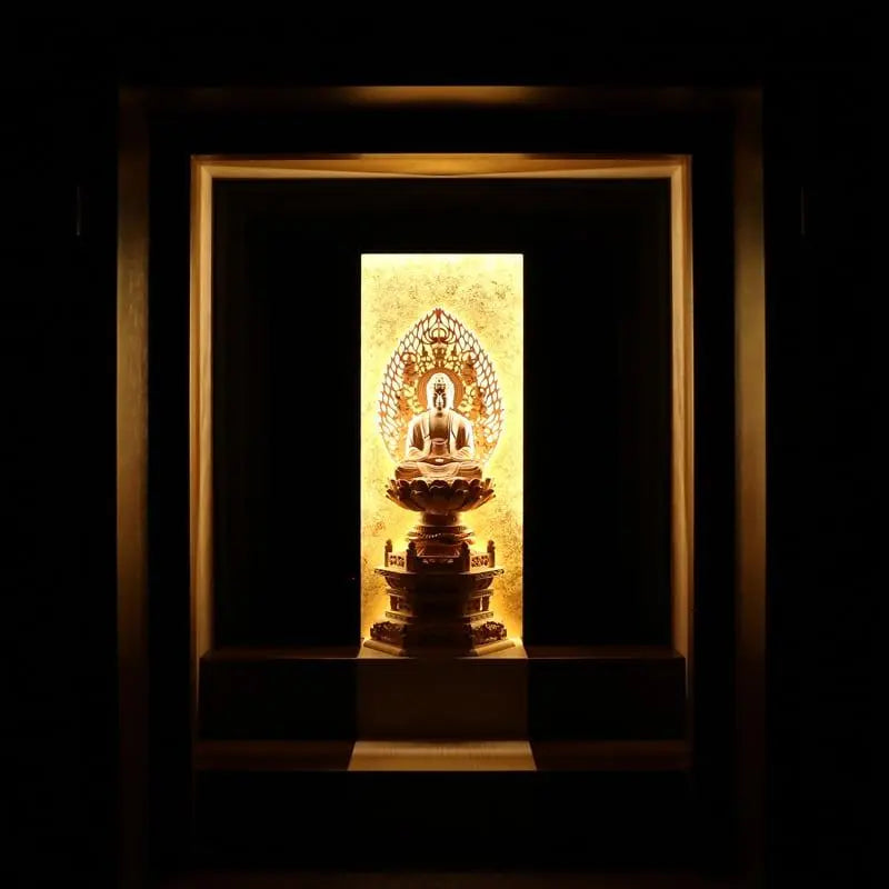 お仏壇でのご本尊（仏像や掛け軸）の必要性を解説。宗派別の本尊も紹介。