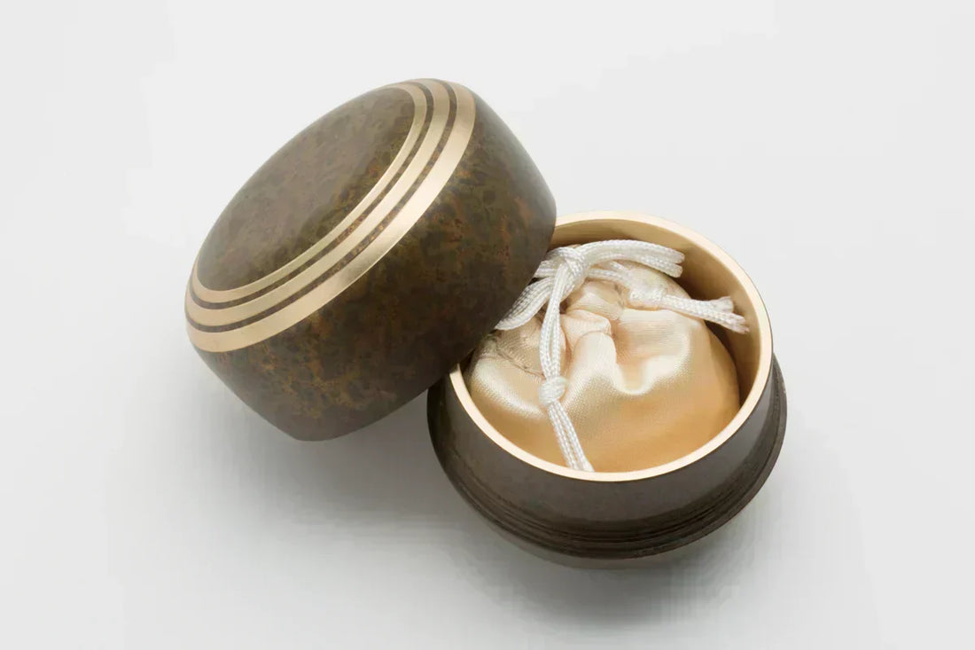 ミニ骨壺へ遺骨を入れているイメージ