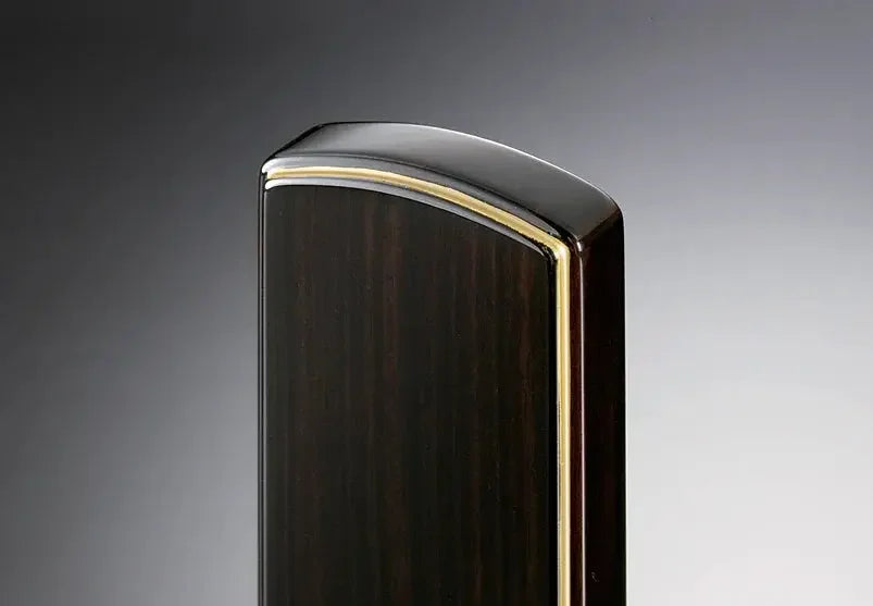 紫檀位牌や黒檀位牌に、伝統の混合漆塗りを用いた唐木位牌