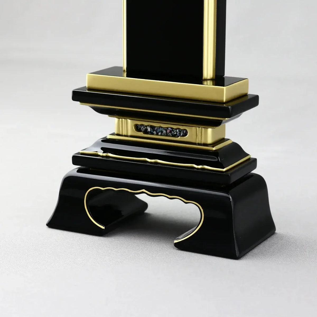 伝統型位牌の代表格、春日型・蓮華付春日型のお位牌