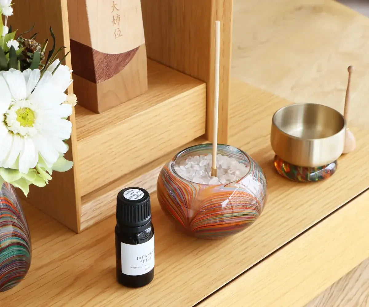 火を使わないアロマの線香を供えているイメージ