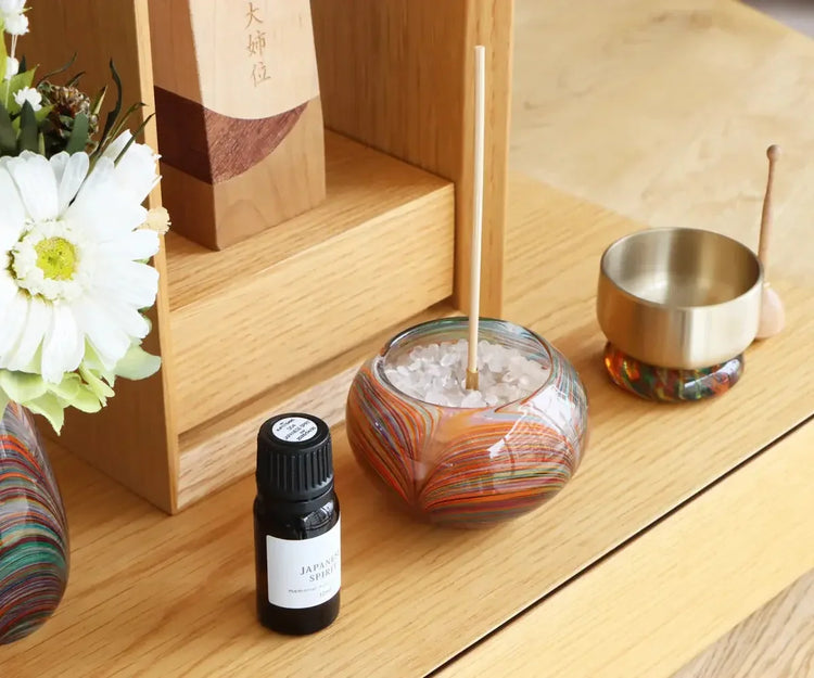火を使わないアロマの線香を供えているイメージ