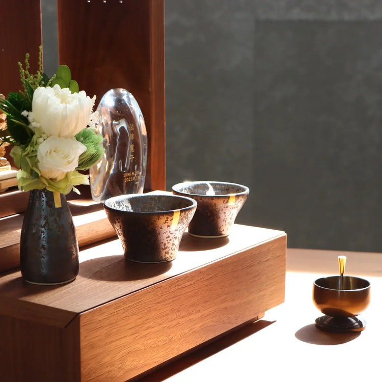 おしゃれなミニ仏壇に飾った陶器の仏具セット