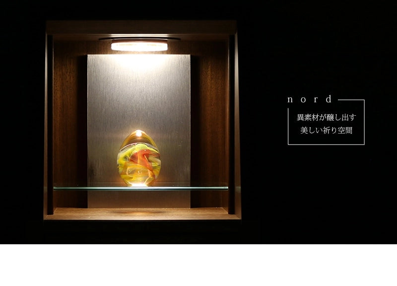 LEDライトを上から照らしガラス位牌が照らされているイメージ