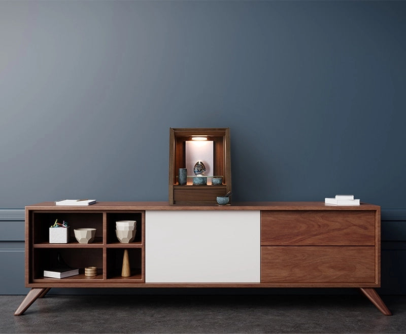 リビングにヴェールを置いたイメージ。家具のサイドボードに合わせて飾っています。