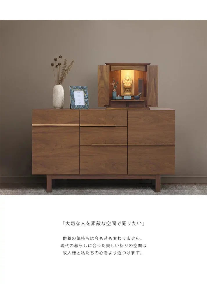 リビングに家具調仏壇 ノア ウォールナット無垢 15号を置いたイメージ。家具のサイドボードに合わせて飾っています。