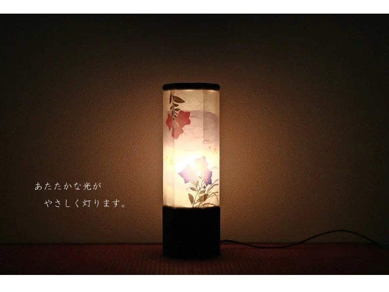 モダン行灯「飛山の桔梗」は明かりを灯すとあたたかな光がお部屋を優しく包みます。