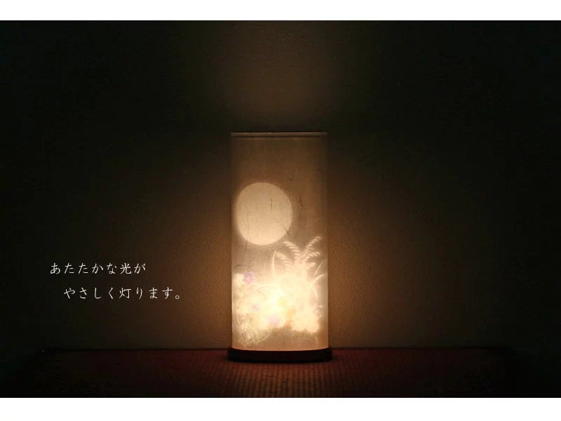 モダン行灯「かげえ」は明かりを灯すとあたたかな光がお部屋を優しく包みます。