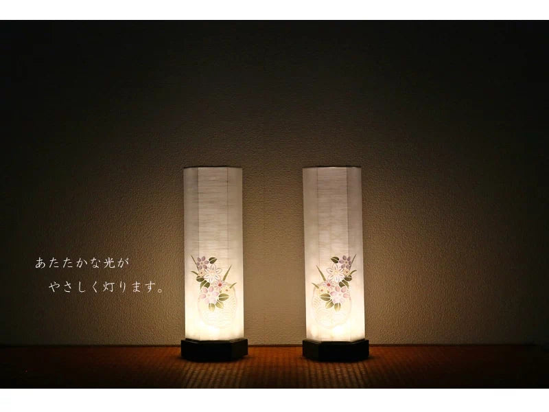 モダン行灯「鉄仙 一対」は明かりを灯すとあたたかな光がお部屋を優しく包みます。