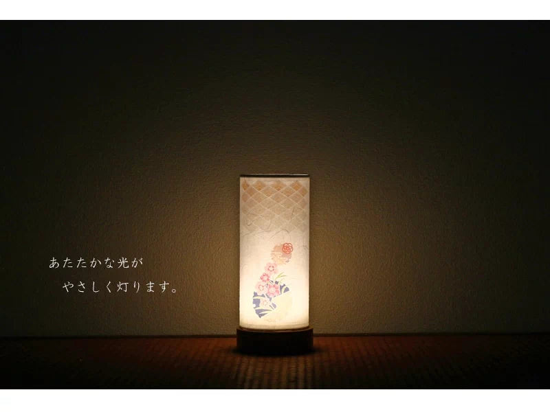 モダン行灯「香華」は明かりを灯すとあたたかな光がお部屋を優しく包みます。