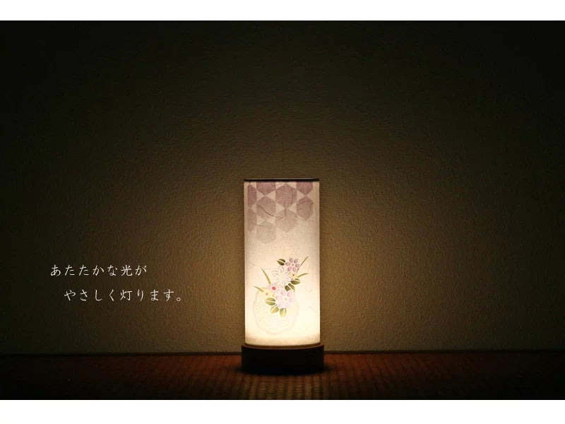 モダン行灯「奏華」は明かりを灯すとあたたかな光がお部屋を優しく包みます。