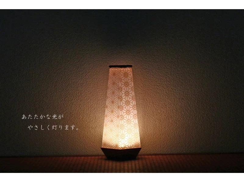 モダン行灯「組子」は明かりを灯すとあたたかな光がお部屋を優しく包みます。