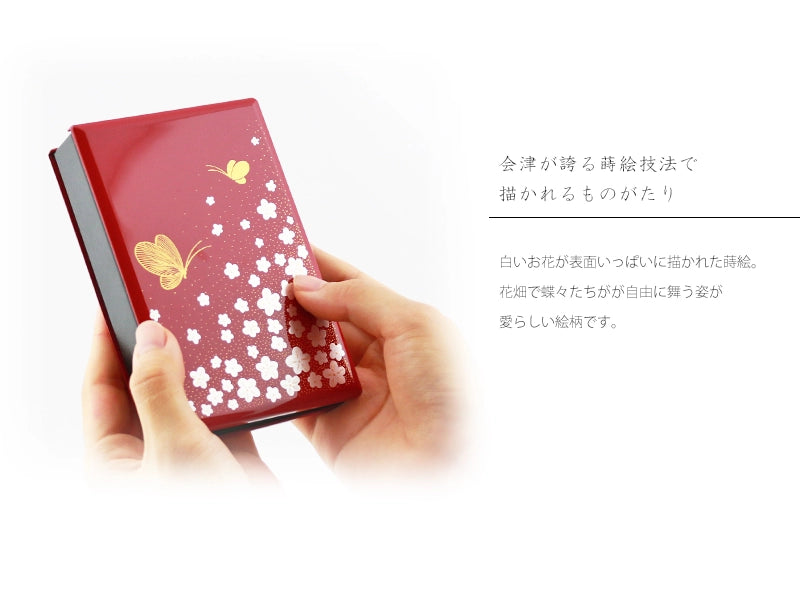 携帯位牌 マインドアルテ 「花と蝶 朱」は会津の位牌職人がひとつひとつ丁寧に描く蒔絵が最大の魅力です。