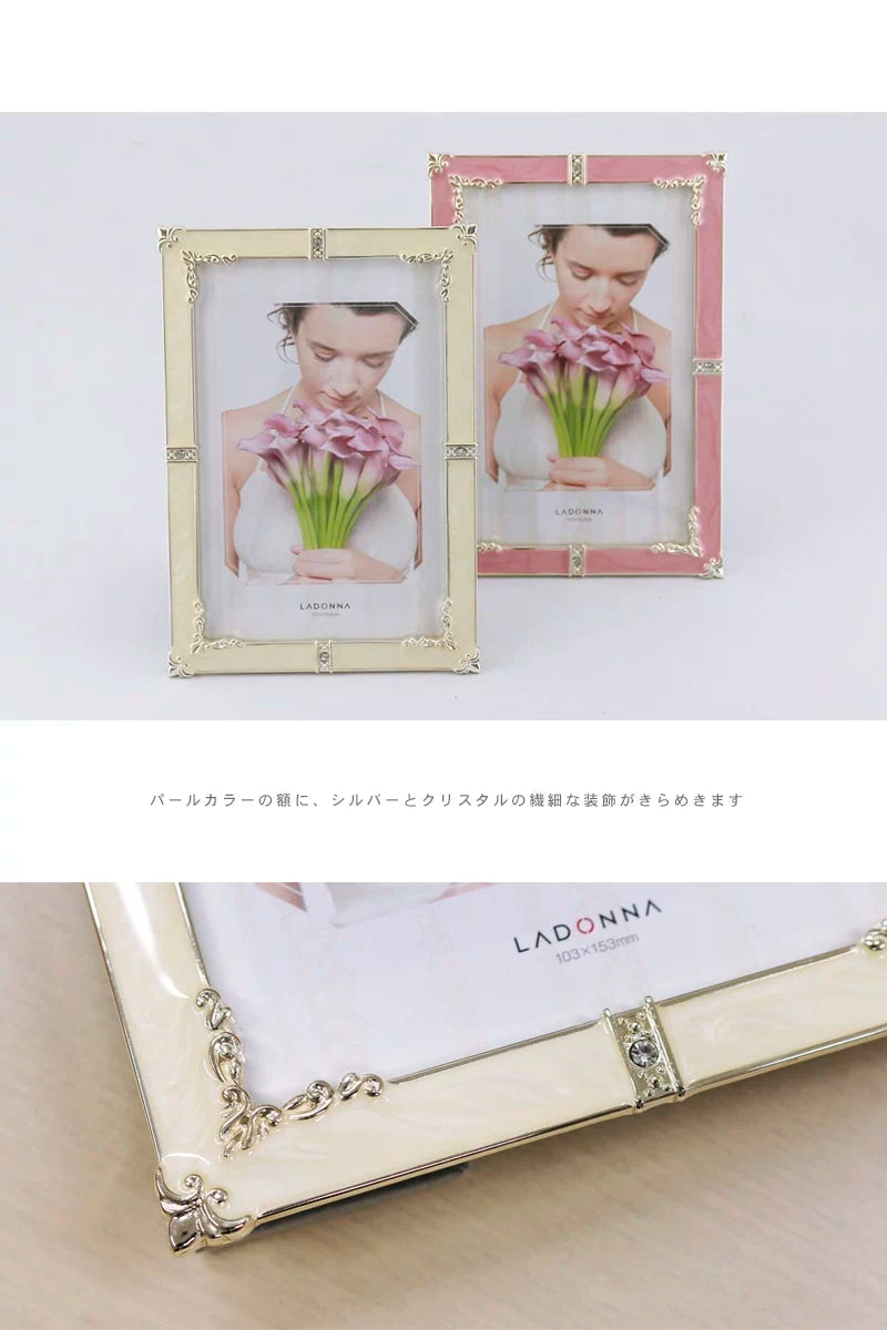 パールカラーの額に繊細なシルバーとクリスタルの装飾がきらめきます。