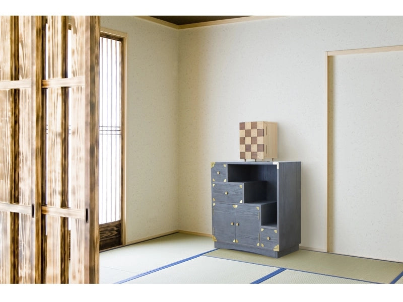 現代的なモダンな印象を持つ吉野プレミアム 階段タンス 神代色は和室にもピッタリの新鮮な佇まいの箪笥です。