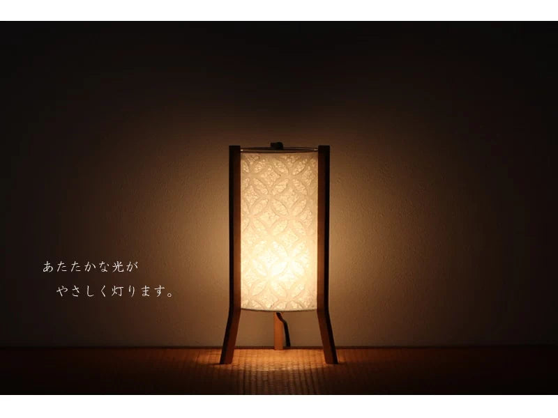 モダン行灯「スレンダー 小 七宝」は明かりを灯すとあたたかな光がお部屋を優しく包みます。