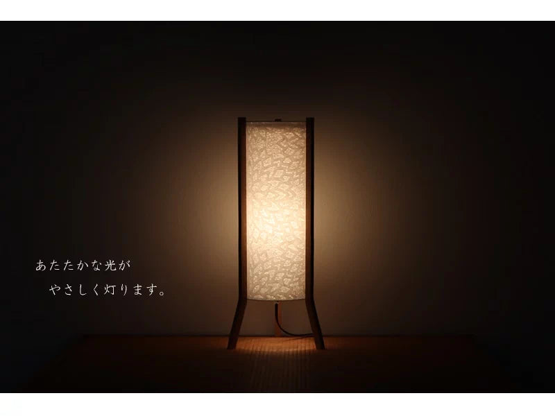 モダン行灯「スレンダー 大 菊」は明かりを灯すとあたたかな光がお部屋を優しく包みます。