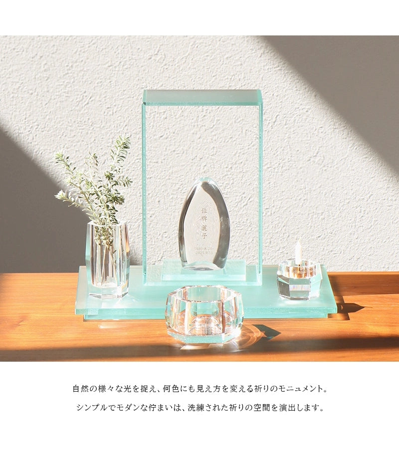 ガラス位牌「水音」は洗練されたモダンな祈りの空間を演出します。