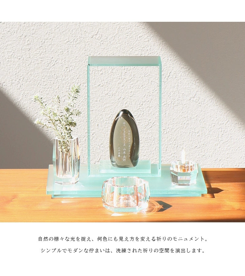 ガラス位牌「水音」は洗練されたモダンな祈りの空間を演出します。
