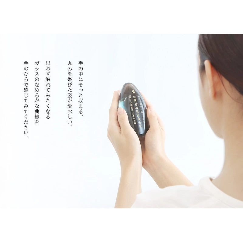 ガラス位牌「水音」の手持ちイメージ