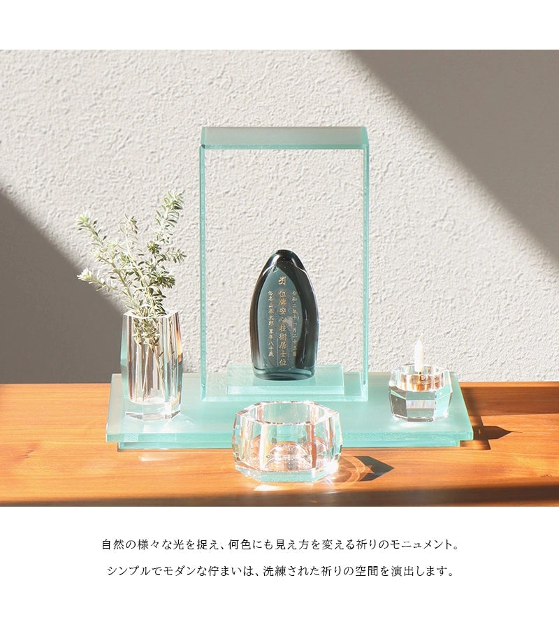 ガラス位牌「水音」は洗練されたモダンな祈りの空間を演出します。