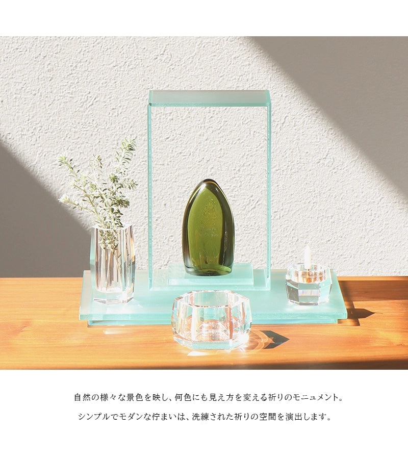 ガラス位牌「水音」は洗練されたモダンな祈りの空間を演出します。
