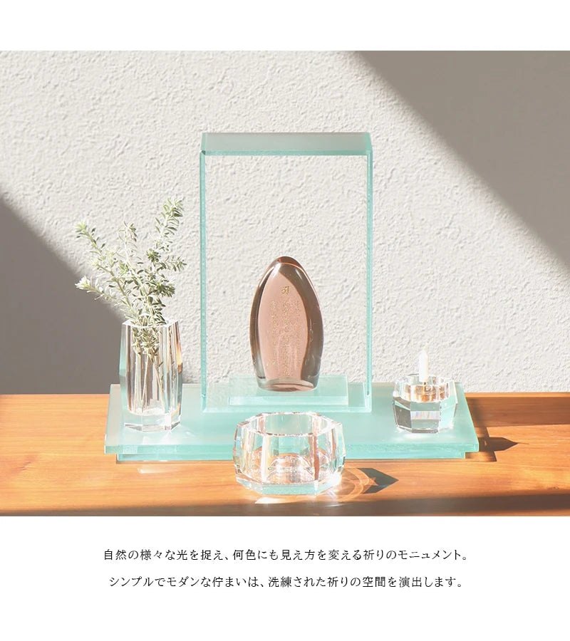 ガラス位牌「水音」は洗練されたモダンな祈りの空間を演出します。