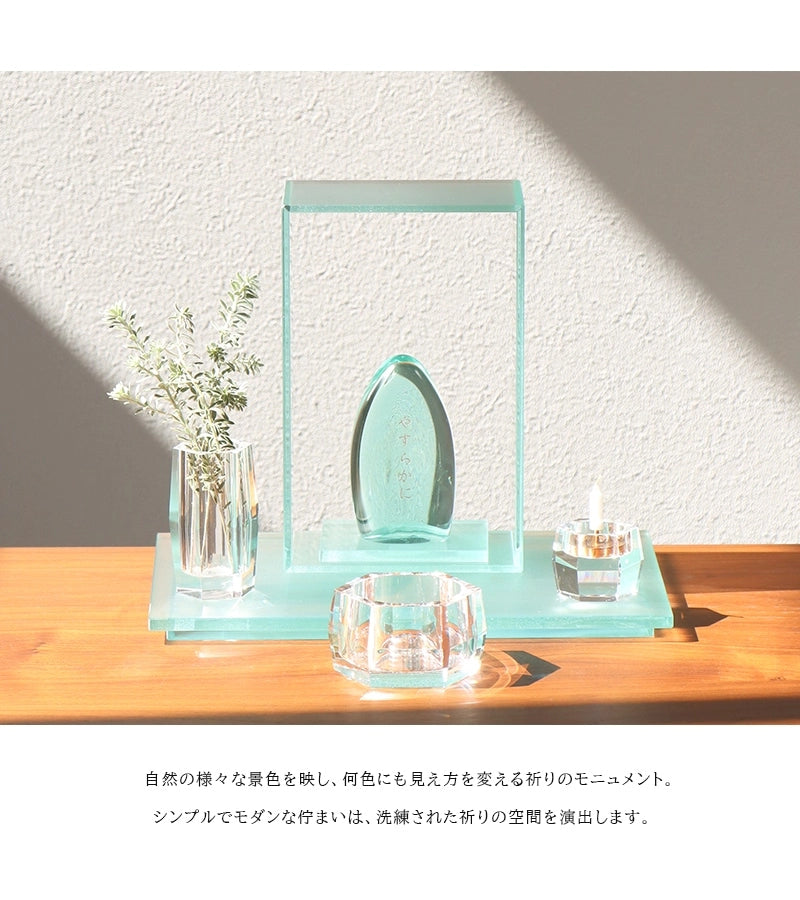ガラス位牌「水音」は洗練されたモダンな祈りの空間を演出します。