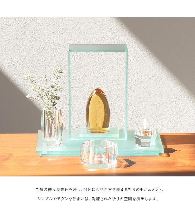 ガラス位牌「水音」は洗練されたモダンな祈りの空間を演出します。