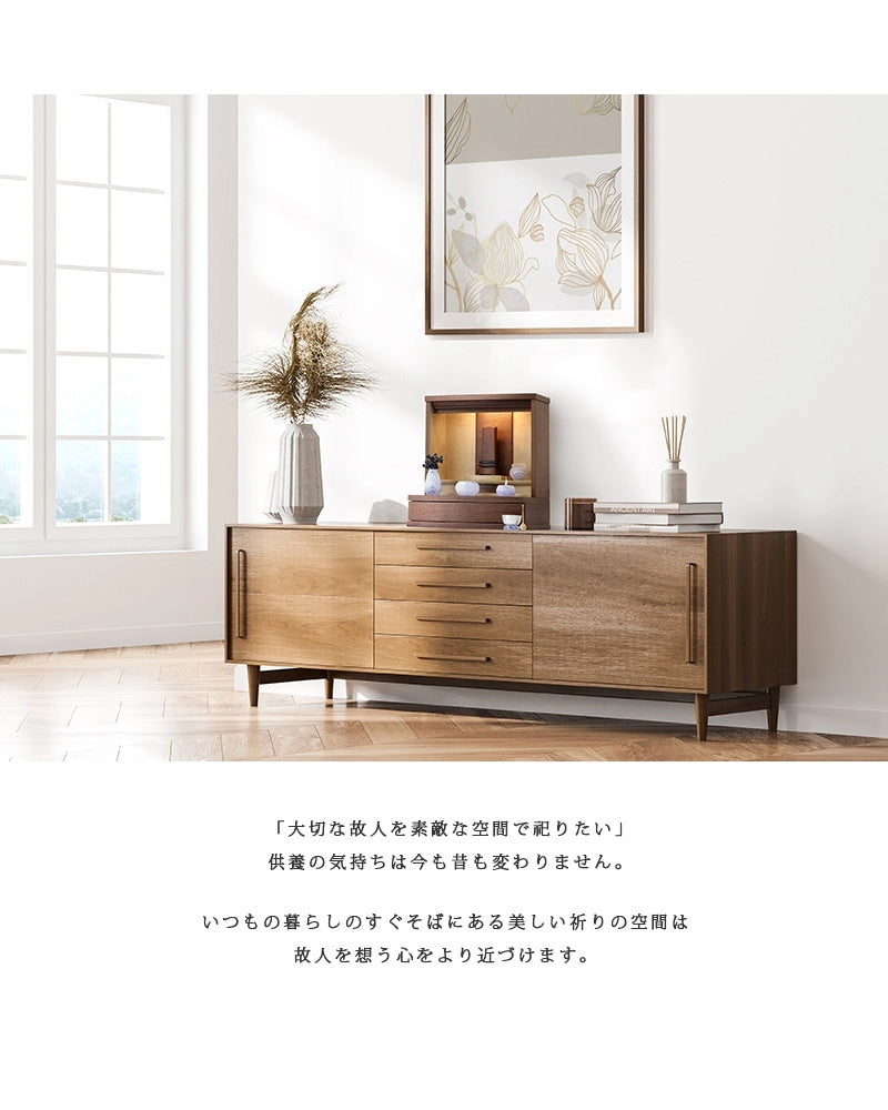 リビングにスマート仏壇 フローヴ 14号を置いたイメージ。家具のサイドボードに合わせて飾っています。