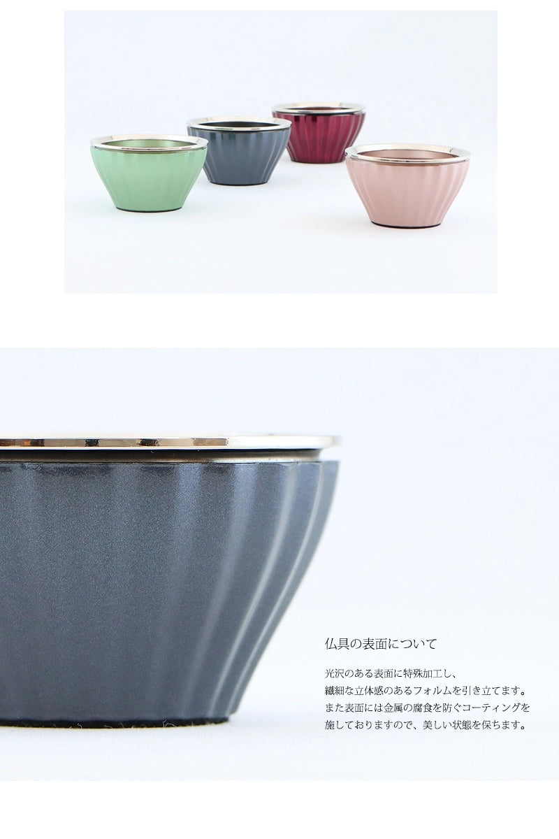 モダン仏具 ロメオ ブラックは、４色展開です。光沢のある表面に特殊加工し、
繊細な立体感のあるフォルムを引き立てます。