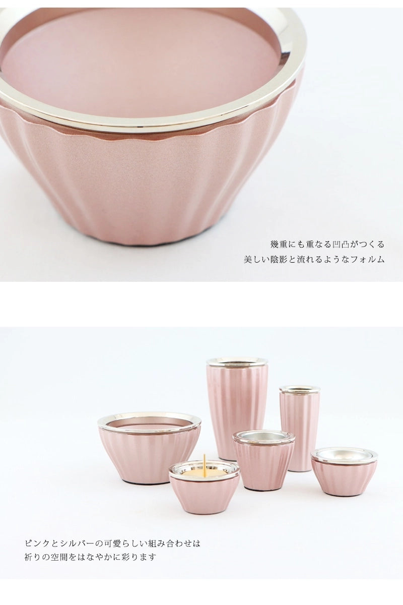 モダン仏具 ロメオ ピンクは、幾重にも重なる凹凸が美しい仏具です。ピンクとシルバーの組み合わせで空間をかわいらしい雰囲気に演出します。