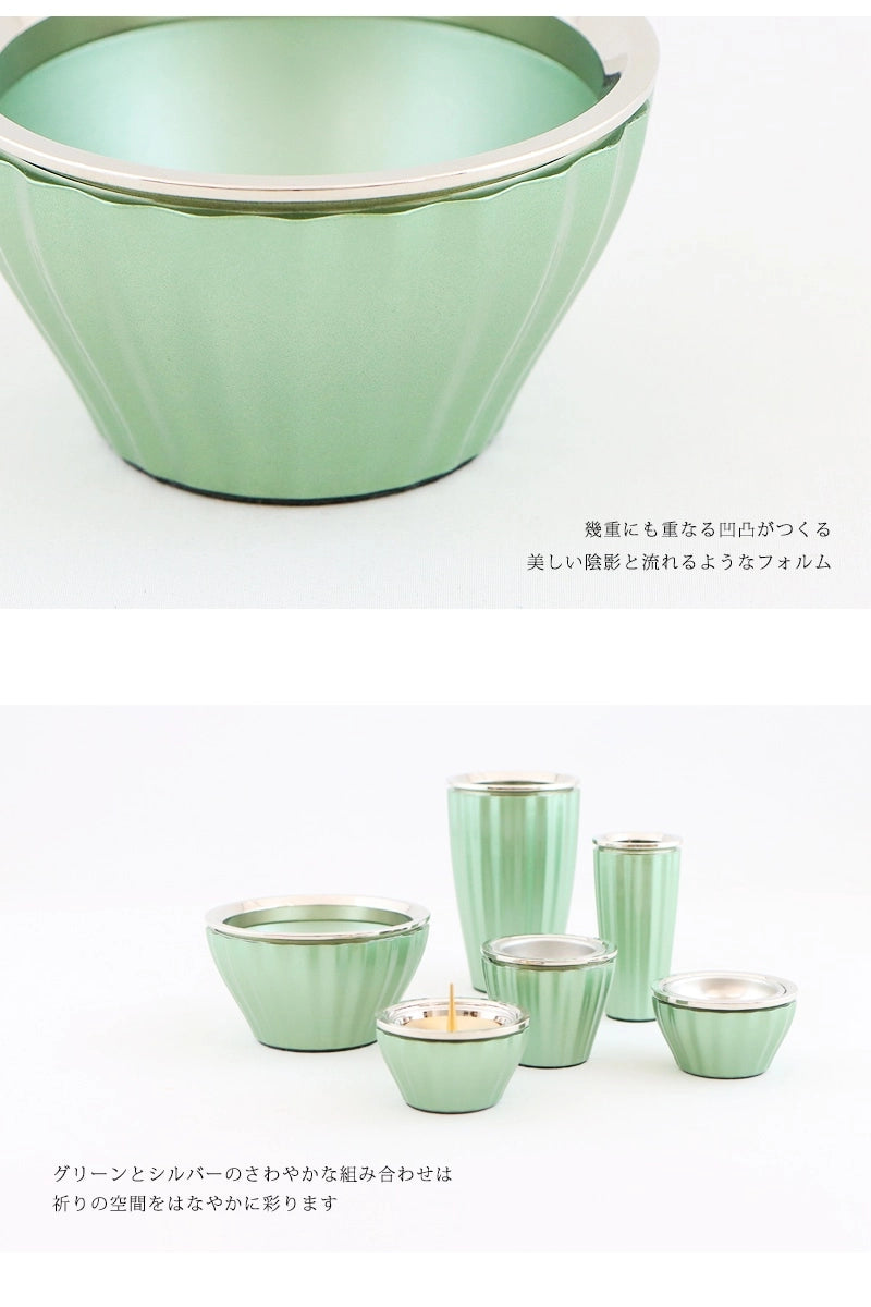 モダン仏具 ロメオ グリーンは、幾重にも重なる凹凸が美しい仏具です。グリーンとシルバーのスタイリッシュな組み合わせでお仏壇をさわやかな印象に演出します。